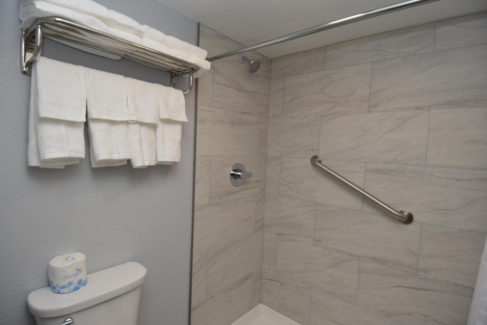 Baymont By Wyndham Batavia - Darien Lake Zimmer foto